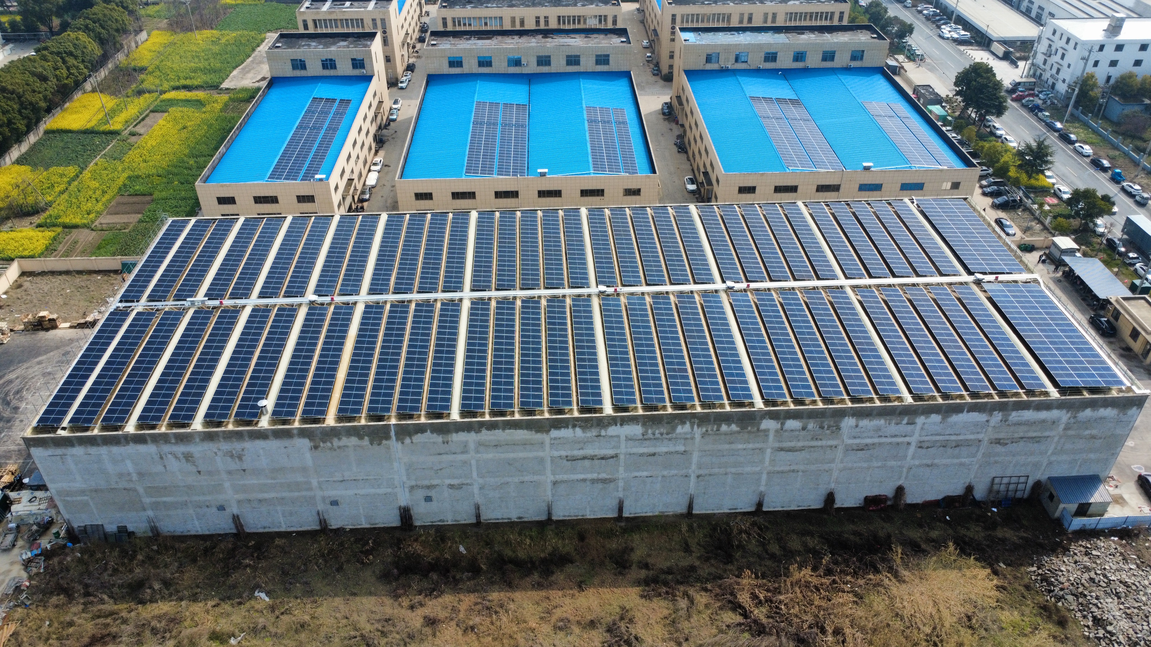 攻克異形屋面施工難題 美的新能源南通凡洋光伏項(xiàng)目順利并網(wǎng)